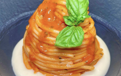 Spaghetti con crema di datterini, basilico e fonduta di parmigiano