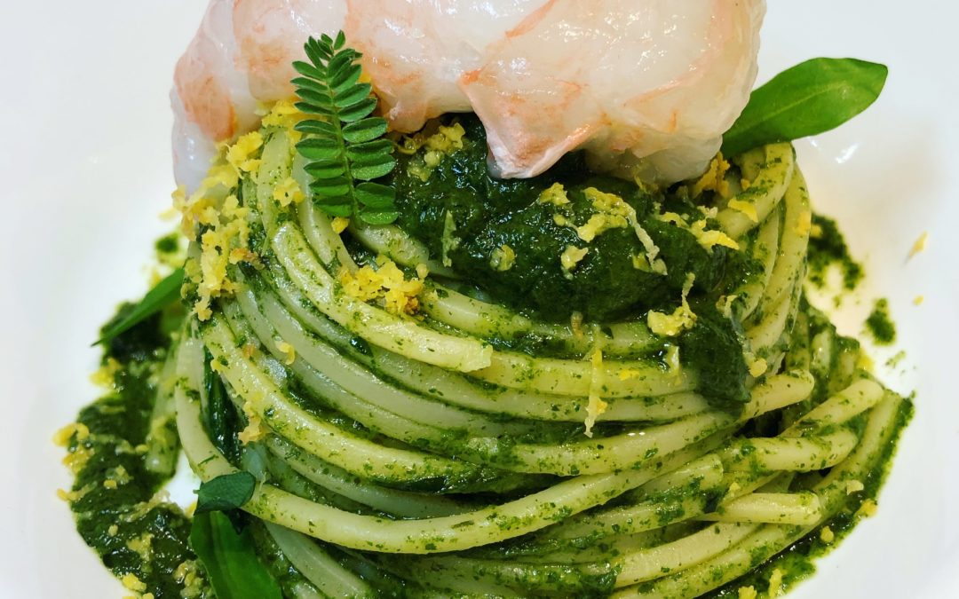 Spaghetti quadrati con pesto di spinacini, scampi e lime