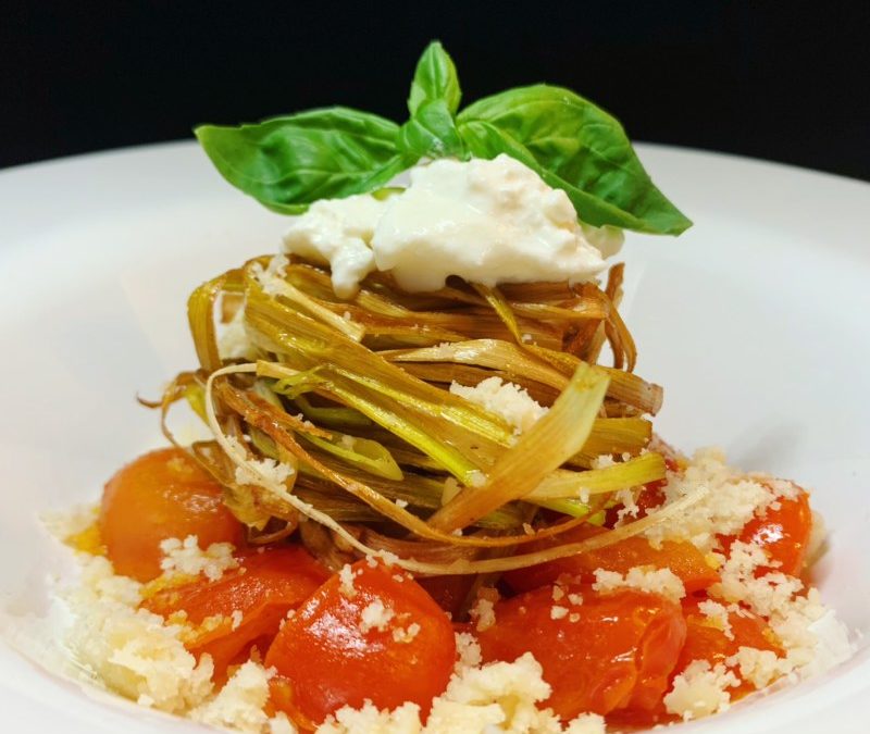 “Spaghetti” di porro fritto con pomodori pachino e basilico