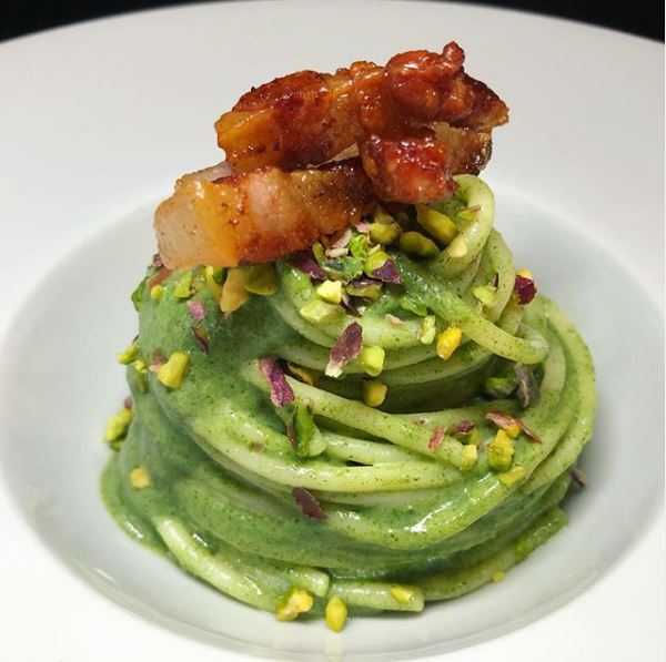 Spaghetti con agretti, guanciale croccante e pistacchi 