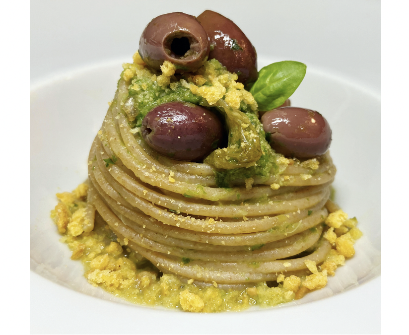 Spaghetti integrali con scarola, colatura di alici e olive taggiasche. 