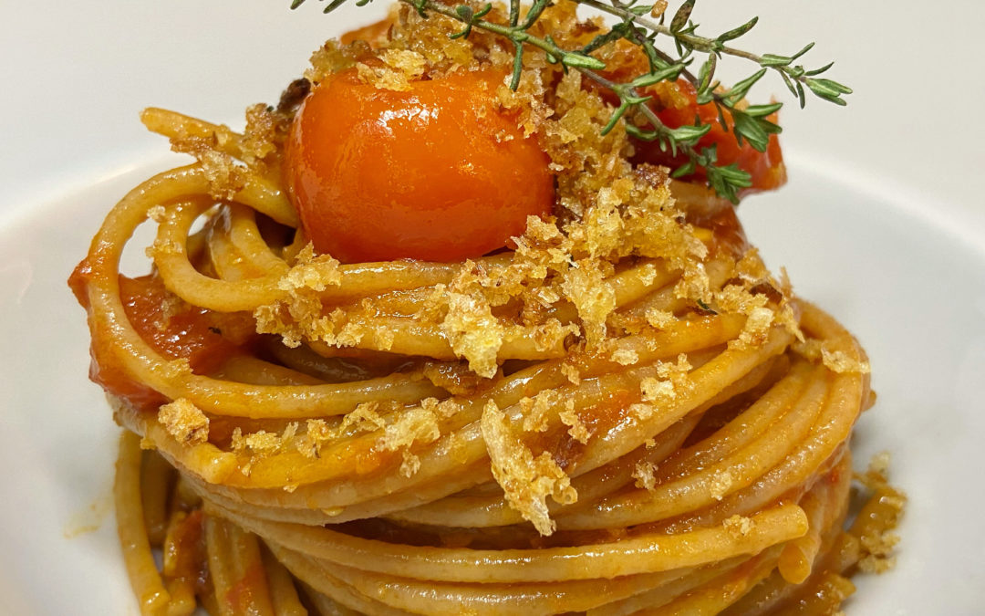 Spaghetti integrali con alici, pomodorini e pane profumato al timo