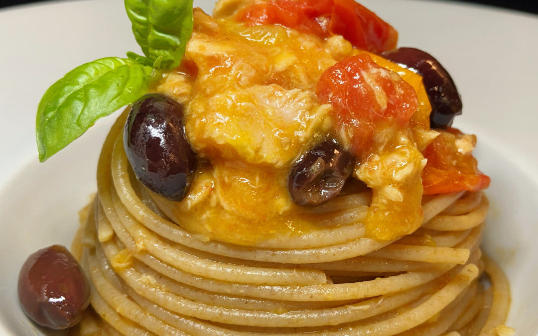 Spaghetti integrali con tonno, datterini gialli e rossi e olive