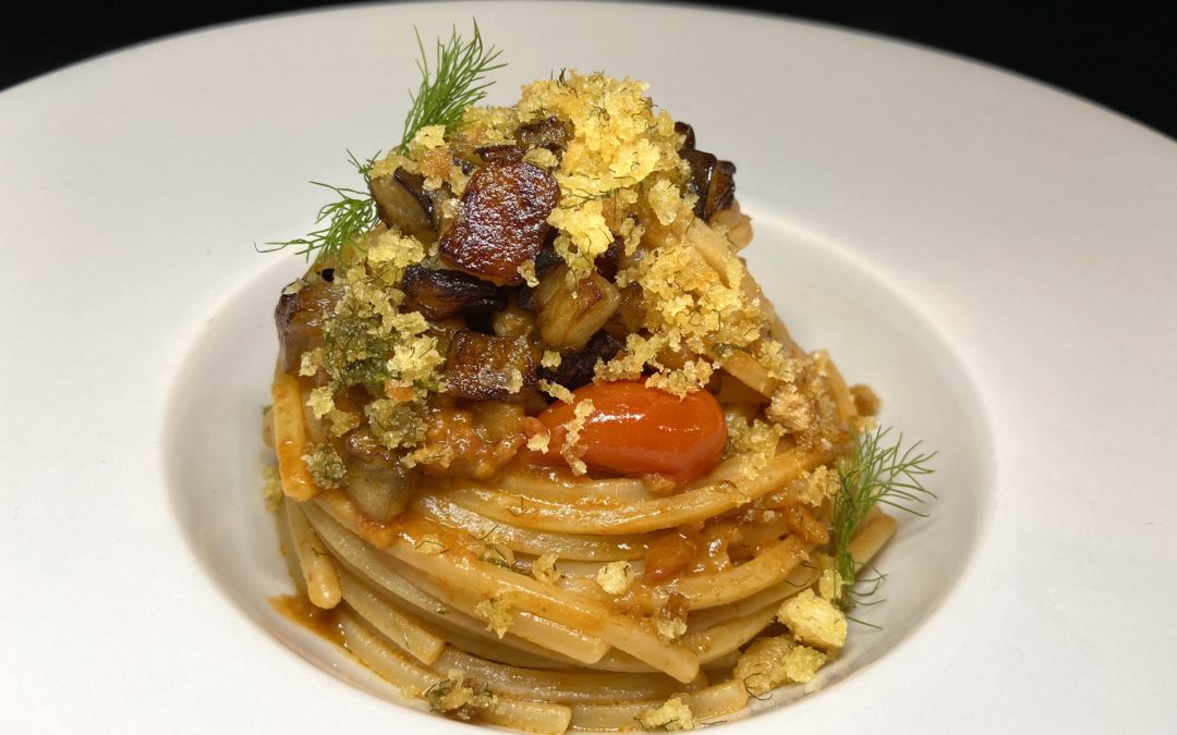 Chitarra con alici piccanti, melanzane, pomodorini e crumble di  pane al finocchietto