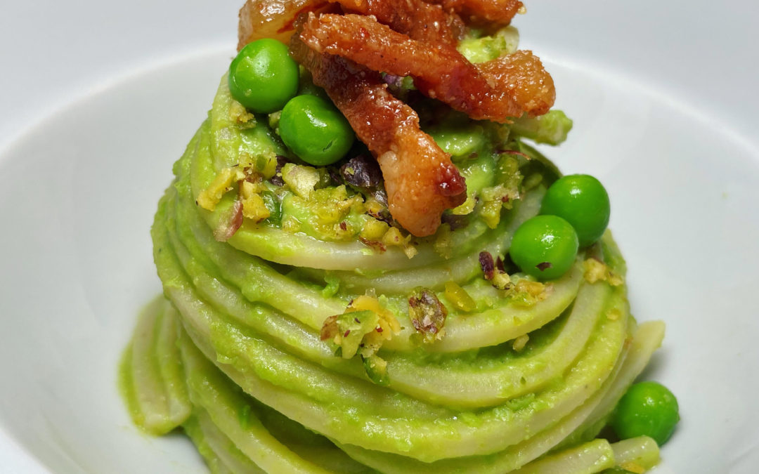 Chitarra con crema di piselli e guanciale croccante 