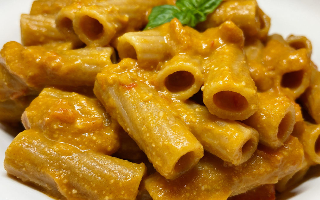 Tortiglioni integrali con pesto di taccole, pomodorini e mandorle