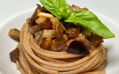 Spaghetti di farro integrale con melanzana striata, uvetta e pinoli