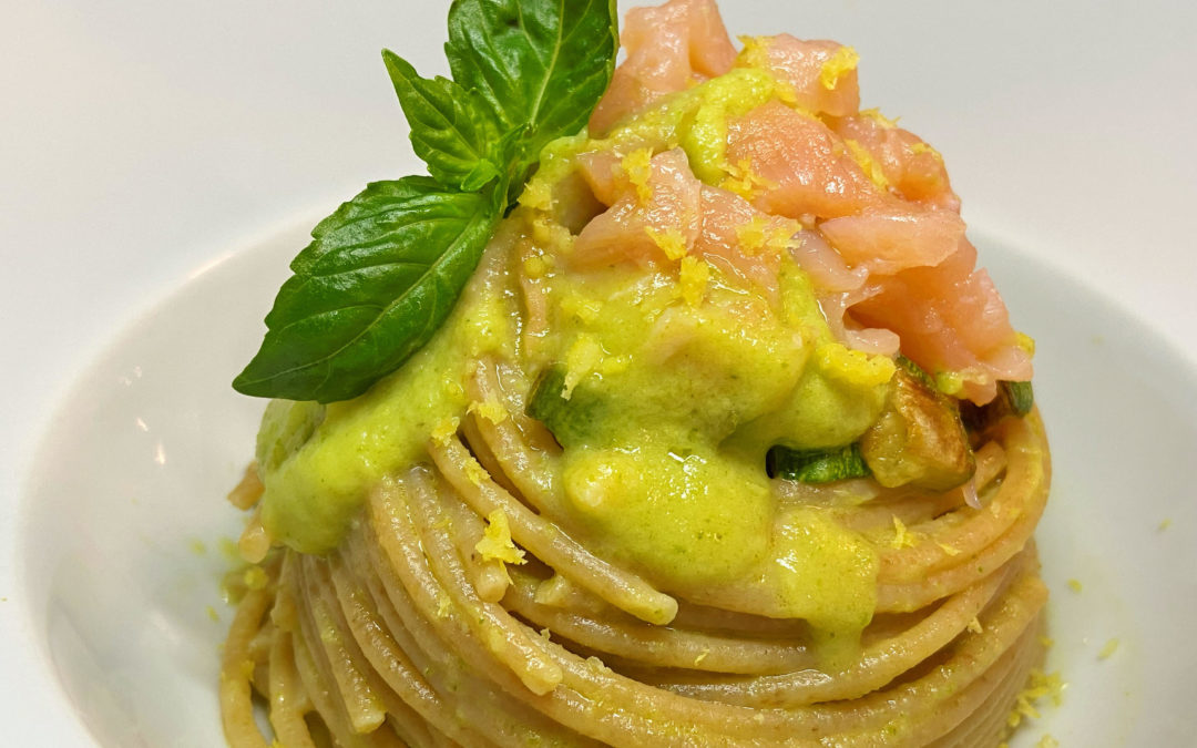 Spaghetti integrali con crema di zucchine romanesche al limone, salmone affumicato e scorza grattugiata 