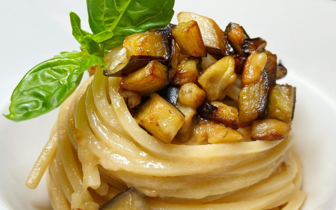 Chitarra con melanzane, basilico e provolone del Monaco 