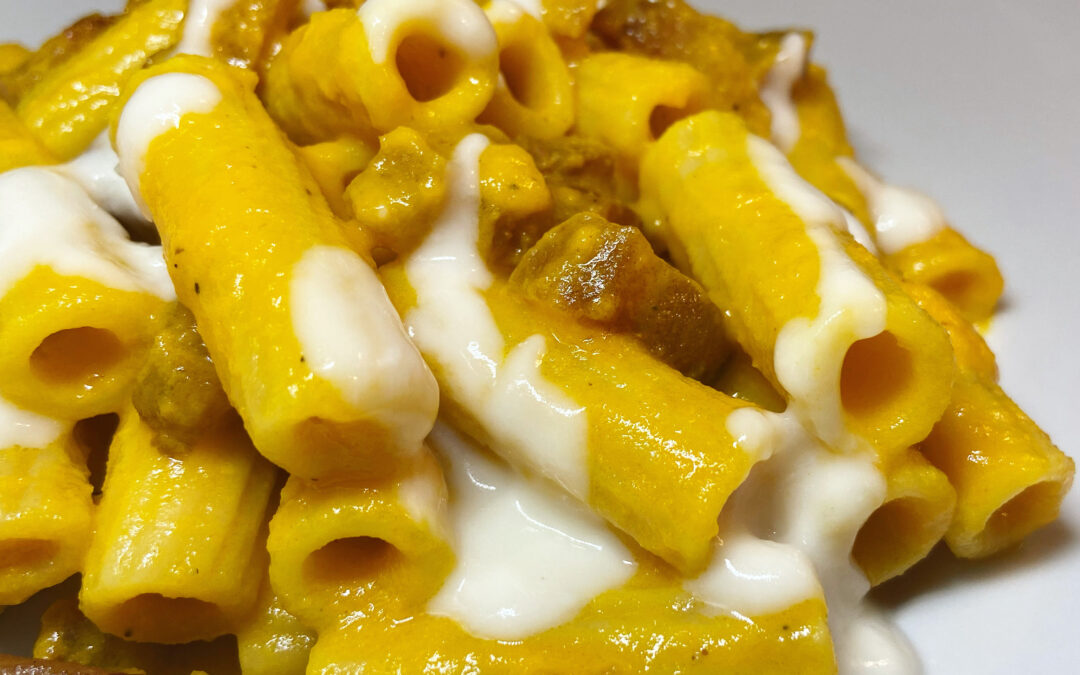 Tortiglioni con crema di carote, guanciale croccante e fonduta di pecorino