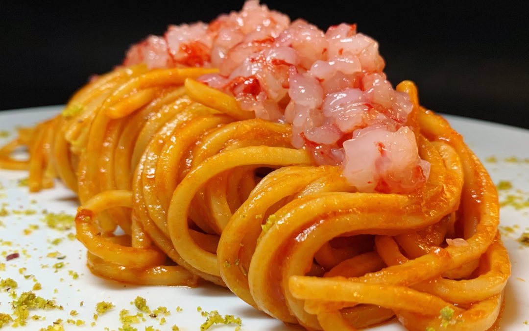 Chitarra con bisque, gamberi marinati e lime