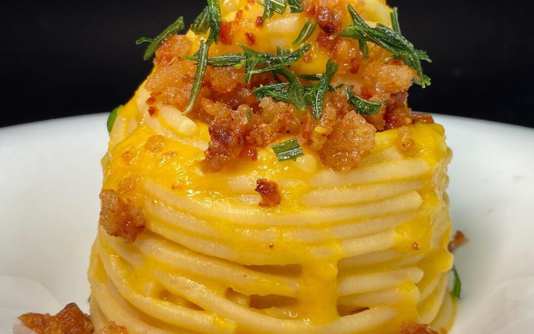 Spaghettone con crema di zucca, polvere di guanciale e rosmarino croccante